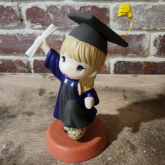 Dr. Taylor Alison Swift NYU Inspired Altered Moments Figurine - Picture 2 of 12